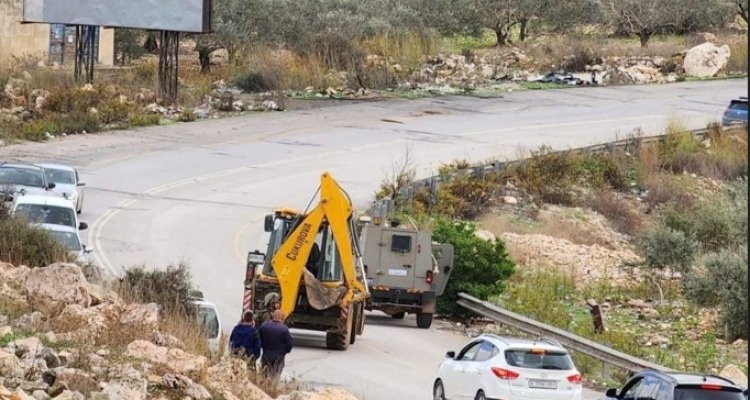 The occupation seizes a bulldozer amid the outbreak of clashes east of Bethlehem  