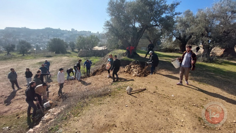 Activists block the road opened by settlers in Tel Rumeida