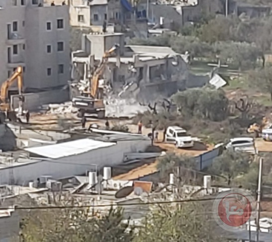 The occupation municipality demolishes a building under construction in the town of Beit Safafa