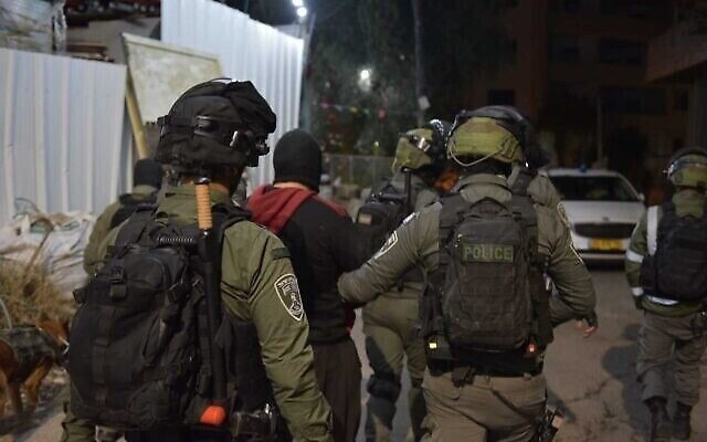The occupation arrests a young man from Issawiya