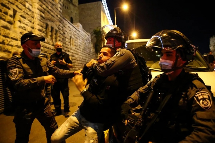 The occupation arrests two young men from Jerusalem