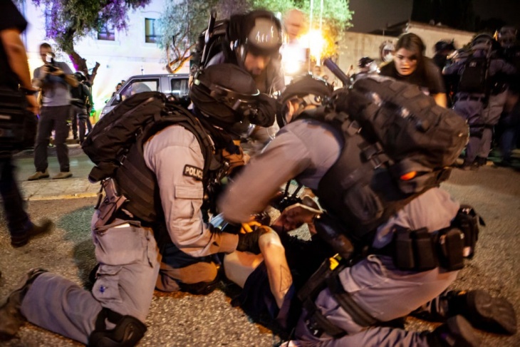 Occupation forces arrest two young men from Jerusalem