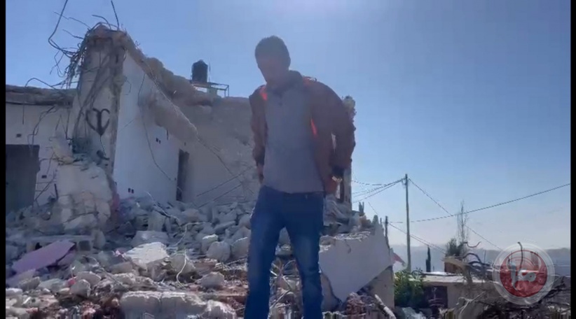 Silwan - The occupation municipality forces the Al-Qunbar family to demolish their house with their own hands
