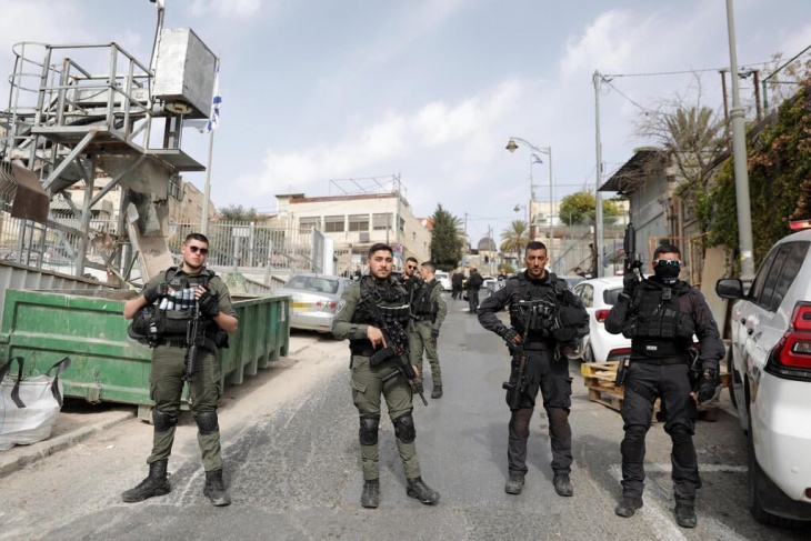 Occupation forces arrest two young men from Salah El-Din Street in Jerusalem