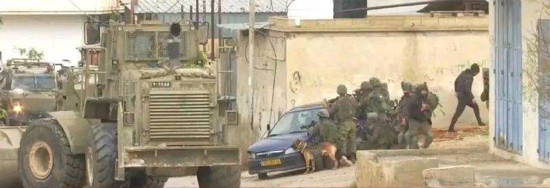 (Video) Injuries and arrests - The occupation besieged a house in Aqab Al-Jabr camp