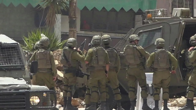 إعلام: جندي إسرائيلي يرش غاز &quot;الفلفل&quot; على طبيب