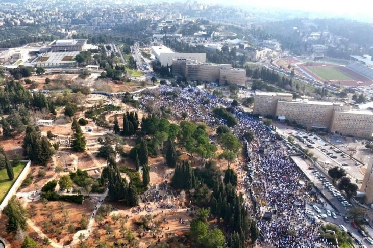 Thousands of Israelis demonstrate to prevent a vote on judicial reforms