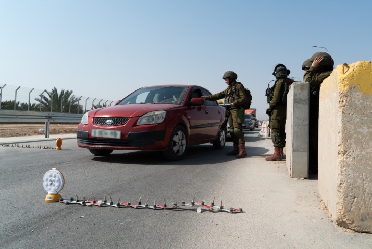 The occupation erects a military checkpoint at the southern entrance to Jericho