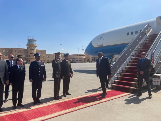The US Secretary of Defense arrives in Cairo and meets Sisi