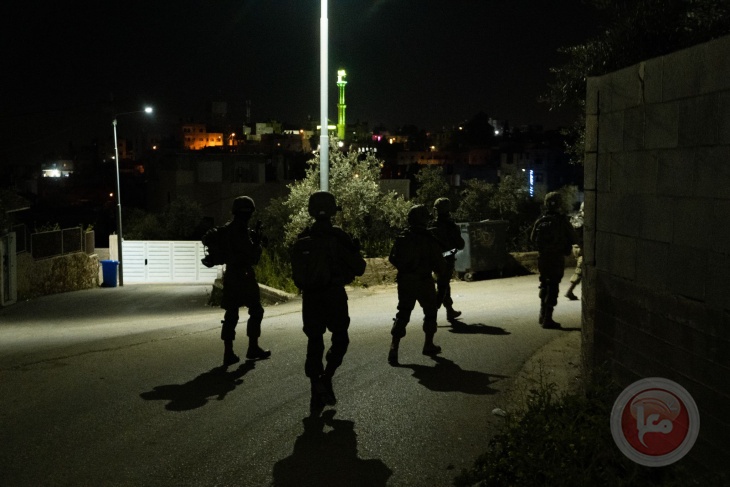 The occupation arrests 3 young men from Al-Yamoun
