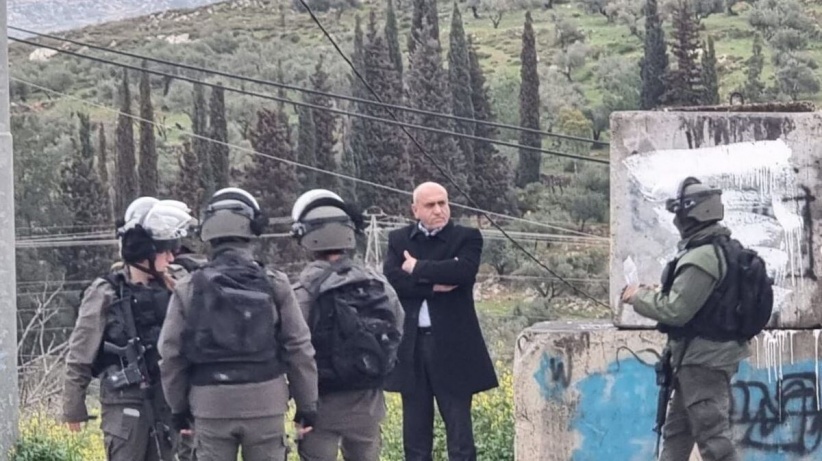 The occupation detains the governor of Jenin at a military checkpoint near Nablus