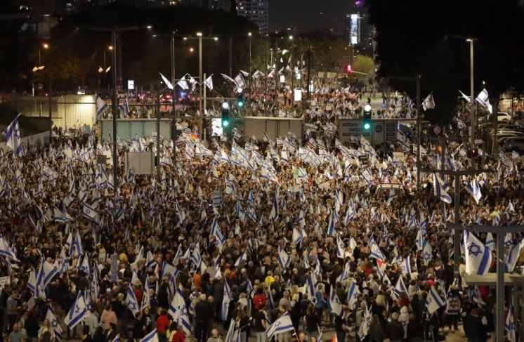 Protests escalate in Israel and Gallant calls for stopping the amendments