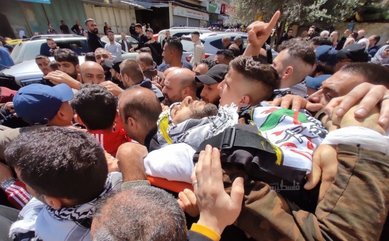 Nablus.. Thousands mourn the bodies of the two martyrs, al-Hallaq and al-Junaidi
