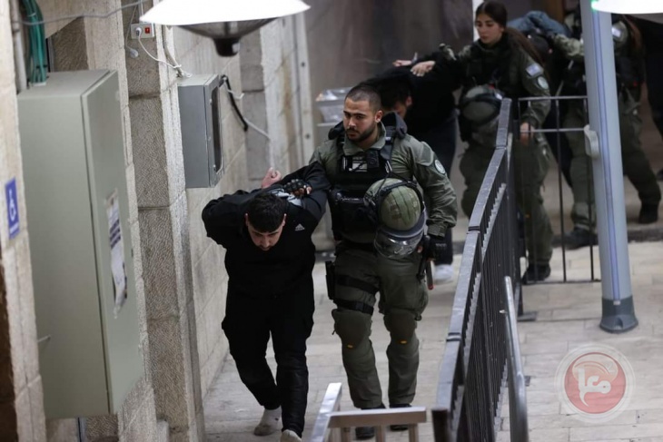 Siege of Al-Aqsa and prayers in the streets - hundreds of arrests