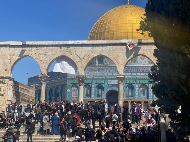 50 thousand worshipers perform Friday prayers at Al-Aqsa Mosque