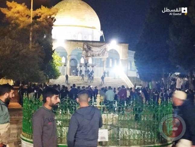 At dawn hours - forces storm Al-Aqsa and confiscate the sign