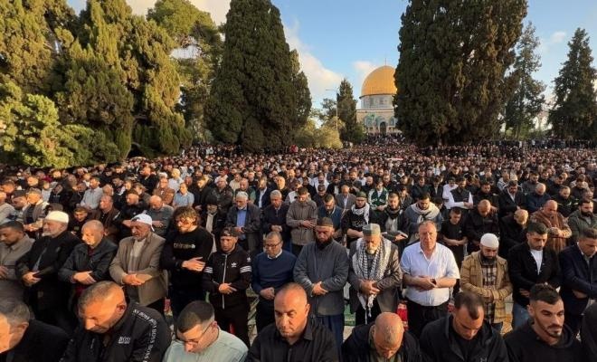 120,000 perform the Eid prayer at the blessed Al-Aqsa Mosque