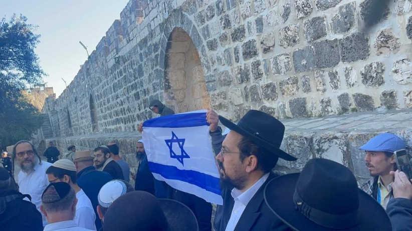 Witness - collective prayers and raising the Israeli flag during the settlers' storming of Al-Aqsa