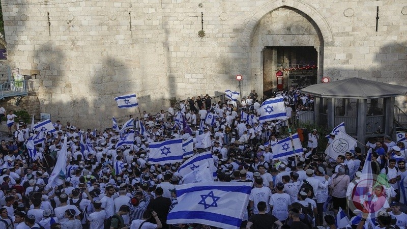 Thousands of settlers take part in the "flag march"  in Jerusalem