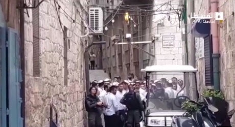 Settlers perform provocative dances at the gates of Al-Aqsa