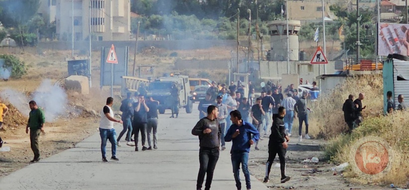 The occupation suppresses a protest against the UNRWA with gas bombs at the entrance to Al-Fawar camp