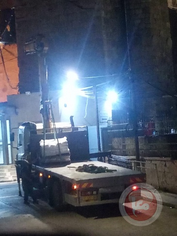 Settlers smuggle building materials for the Ibrahimi Mosque in Hebron