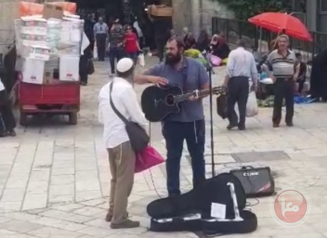 Witness - A settler plays and sings in the middle of Damascus Gate