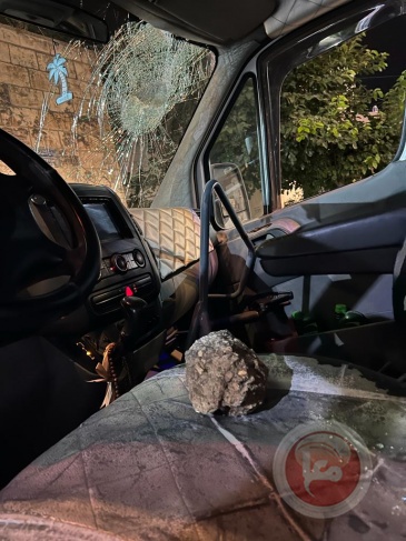 A citizen was injured by settlers' stones, and his vehicle's windows were smashed, east of Salfit
