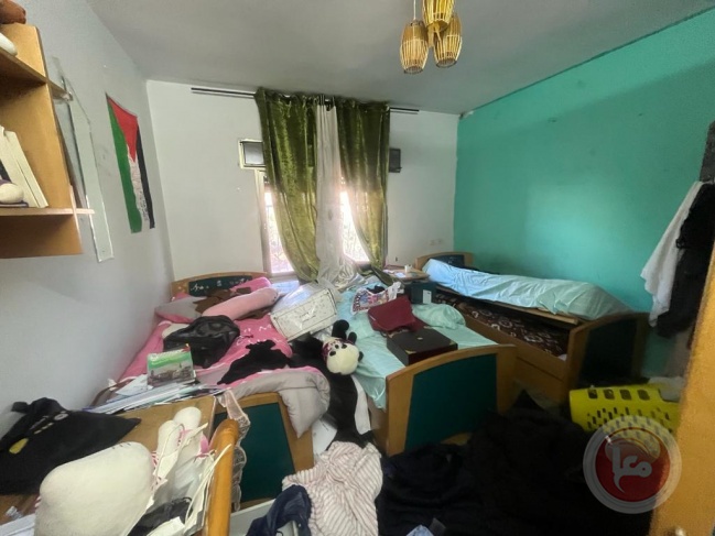 The occupation raids the house of the head of the land authority and the homes of his brothers in Hebron
