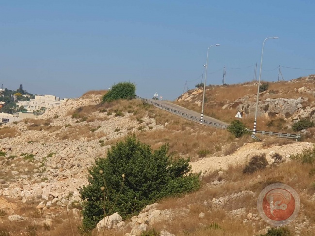 Settlers build a settlement road west of Salfit