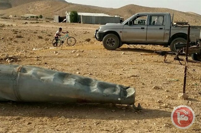 مقاتلة إسرائيلية تسقط مخازن وقود وذخيرة بالنقب