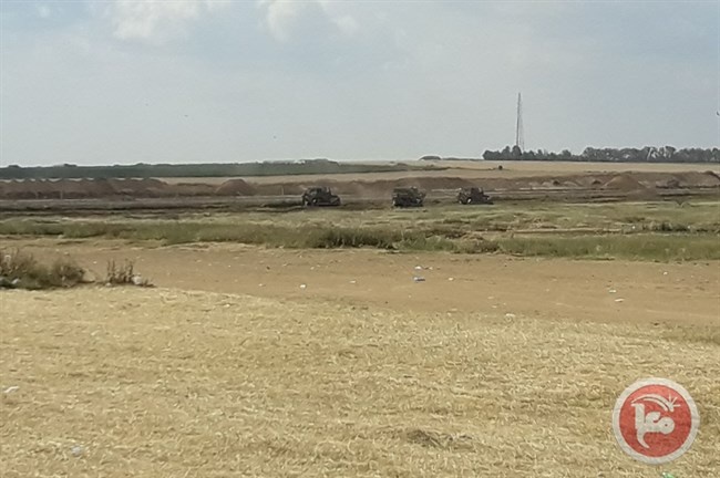 The occupation fires tear gas canisters towards farmers in eastern Gaza
