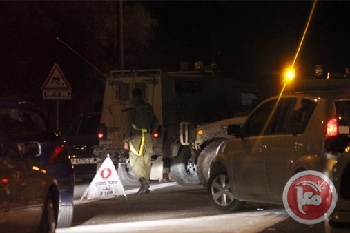 The occupation erects a military checkpoint in Hizma and closes one of its entrances