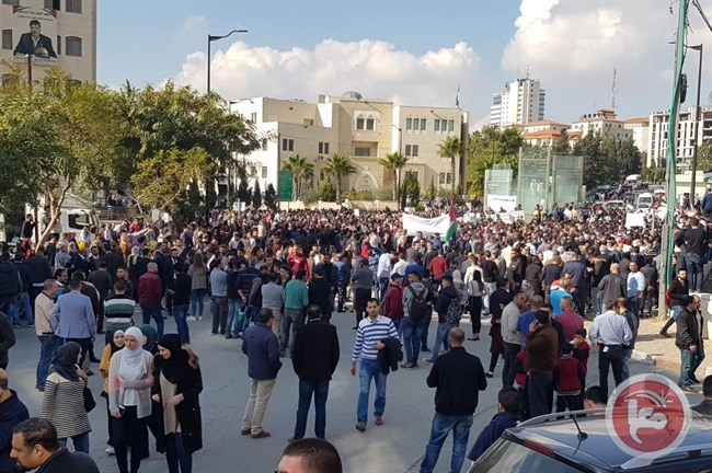 رغم تدخل الأمن- عشرات آلاف المتظاهرين ضد الضمان
