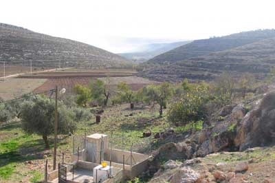 Settlers set up caravans east of Yatta and shoot at shepherds in the village of Janb