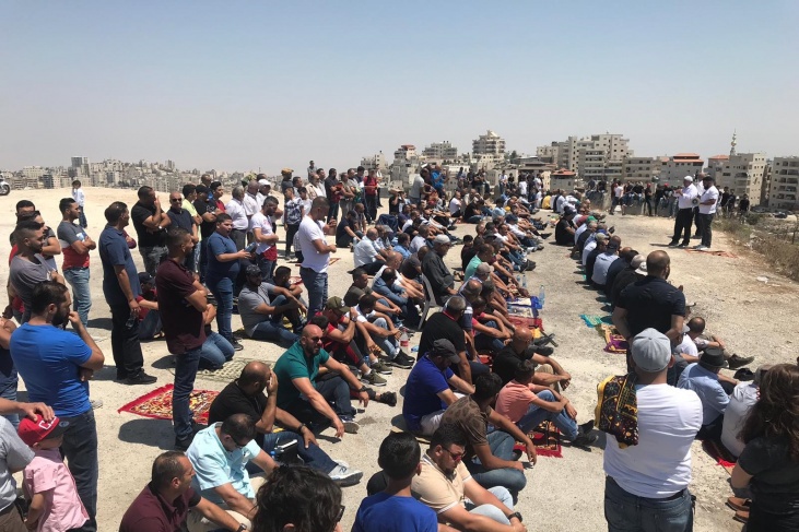 صلاة الجمعة على مدخل العيسوية رفضا لاعتداءات الاحتلال