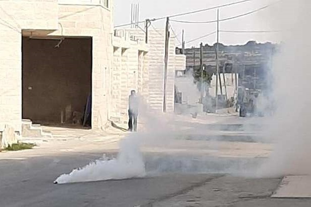 Occupation soldiers attack the funeral of a citizen in Beit Ummar with stun grenades
