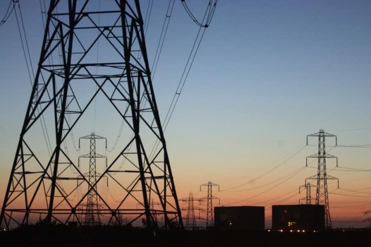 قطع الكهرباء عن مناطق لإجبارها على التعامل مع سلطة الاحتلال